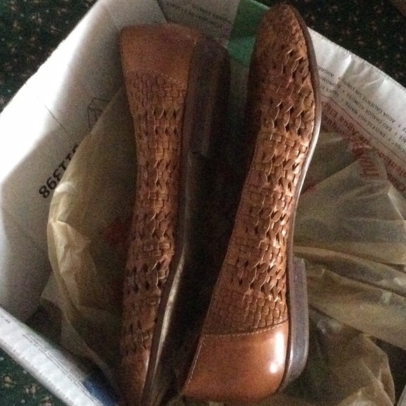 Belmondo Brown Woven Leather Moccasin, Size 7.  Extremely comfortable. - Picture 4 of 4